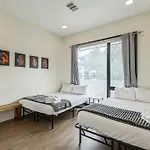 Trendy For 8 In Highly Walkable Neighborhood