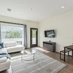 Holiday home Trendy For 8 In Highly Walkable Neighborhood *