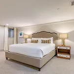 Apartment Retreat For 4 Near Dt Walk To Broadway *