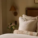 *new* East Luxe Townhouse, Sleeps 6 Holiday home