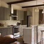 *new* East Luxe Townhouse, Sleeps 6 *