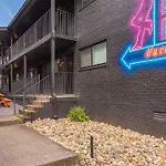 Nashville Dolly Oasis On Music Row