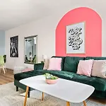 Dolly Oasis On Music Row *