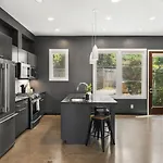 Holiday home Rooftop Patio With Parking Walk To Belmont And 12 South