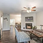 2 Units, Sleeps 16, Mins To Downtown - Airport Apartment Nashville