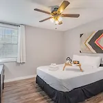 2 Units, Sleeps 16, Mins To Downtown - Airport *
