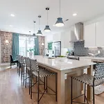 Holiday home Luxe 4br Retreat With Hot Tub & Skyline Deck