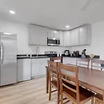 Spacious Duplex In Prime Location Holiday home Nashville