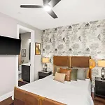Luxury House In With Rooftop Deck Holiday home
