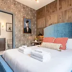 Holiday home Luxe 4br Retreat With Hot Tub & Skyline Deck *