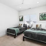Holiday home Two Neighboring Homes Sleeps 24 Walk To 12 South