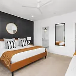 Holiday home Two Neighboring Homes Sleeps 24 Walk To 12 South *