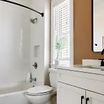 Penthouse In 12 South With Balcony, Near Broadway! Apartment