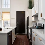 Penthouse In 12 South With Balcony, Near Broadway! Apartment