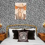 Holiday home Iconic Ryman Revival - Pews Murals & Karaoke