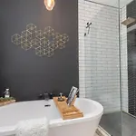 Broadway Breeze Escape Modern Comfort Holiday home