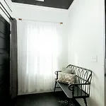 Broadway Breeze Escape Modern Comfort Holiday home