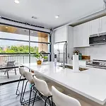 Apartment Oasis At The Muse Modern 2br With Balcony & Rooftop Views