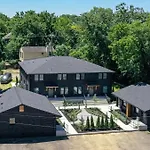 The Nomad: 4 1Brs 2 Studios 24-Guest Retreat