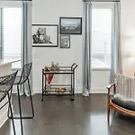 Modern Loft Near West End Holiday home