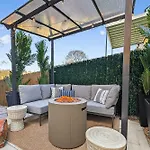Holiday home Boho-chic With A Hot Tub, Fire Pit *