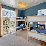 Holiday home Boho-chic With A Hot Tub, Fire Pit *