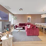The Chestnut - Brand New Rooftop Skyline Views Holiday home