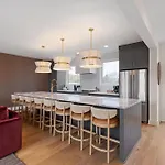 Holiday home The Chestnut - Brand New Rooftop Skyline Views *