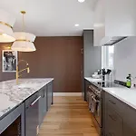 The Chestnut - Brand New Rooftop Skyline Views Holiday home