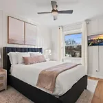 Cozy Ranch Retreat-large Deck & Yard-10 Mins To Downtown Holiday home