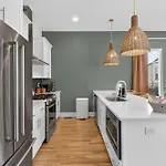 Boho-chic With A Hot Tub, Fire Pit Holiday home *