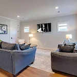 Mesmerize Melrose - 5 Mins To Broadway - Rooftop Deck Holiday home *
