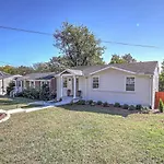 Dream Sylvan Park 4 Bed 3 Bath, Lush Outdoor Area