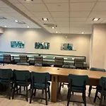 La Quinta Inn & Suites by Wyndham Nashville Airport/Opryland