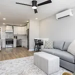 The Nomad: 4 1Brs 2 Studios 24-Guest Retreat