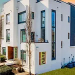 Rooftop Terrace 8 Min To Broadway Firepit Doralee By Avantstay