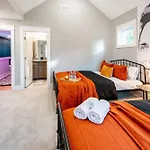 Fast 12 Beds Large Yard Free Parking