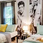 Fast 12 Beds Large Yard Free Parking Holiday home