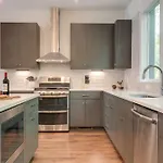 Downtown Luxury - 10 Beds & Free Parking *
