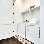 New Nash Eras - Rooftop Decks With Hot Tub - 15 Beds Holiday home *