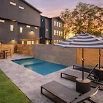 Stylish Multi-level Retreat Rooftop & Pool Table *