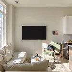Newly Built 4bdr Townhome W Balcony Minutes To Broadway Lischey By Avantstay Holiday home *