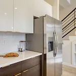 Holiday home Newly Built 4bdr Townhome W Balcony Minutes To Broadway Lischey By Avantstay