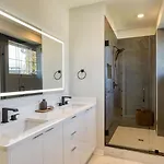 Holiday home Newly Built 4bdr Townhome W Balcony Minutes To Broadway Lischey By Avantstay Nashville