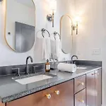 Luxe 4br Retreat With Rooftop Fire Pit & Garage Holiday home *