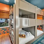 Holiday home Disco Themed Hot Tub & Rooftop Decks In *
