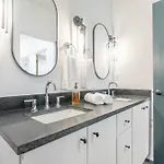 Luxe 4br Retreat With Rooftop Fire Pit & Garage Holiday home *