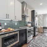 Holiday home Luxe 4br Retreat With Rooftop Fire Pit & Garage