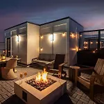 Luxe 4br Retreat With Rooftop Fire Pit & Garage