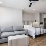 The Nomad: 4 1Brs 2 Studios 24-Guest Retreat